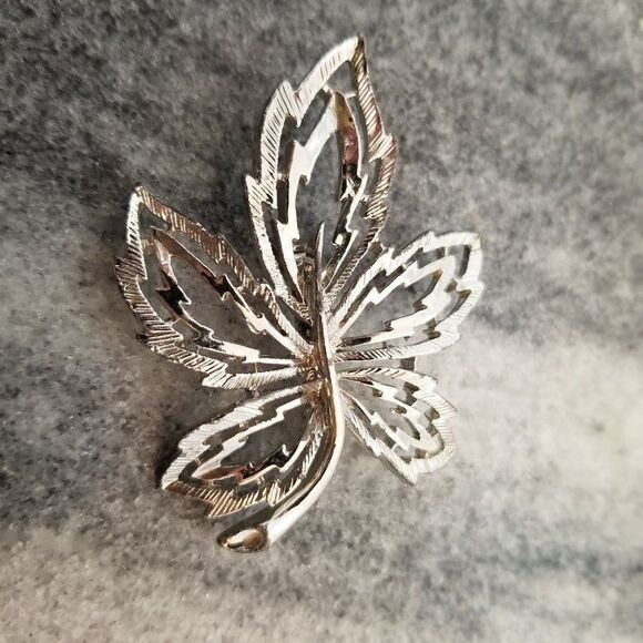 Vintage Silver Tone Filigree Mapel Leaf Brooch, Unisex Lapel Pin - Picture 2 of 5